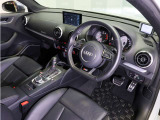 ■専用フラットボトムステアリングホイール ■専用シフトノブ ■ブラックルーフライニング ■マットアルミニウムインパネ ■S3スカッフプレート ■ステンレスペダル ■スマートキー