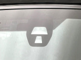 【シティブレーキアクティブシステム】低速走行中に前方の車両等を認識し、衝突しそうな時は警報とブレーキで衝突回避と被害軽減をアシスト。より安全にドライブをお楽しみいただけます。