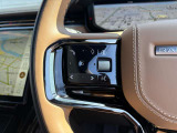 ステアリング左側のスイッチでは電話の応答やボリュームコントロール、ショートカットキーによる各車両操作が可能です。