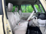 運転席まわりには十分なスペースがあり、大柄な方でもゆったり運転していただける環境です。