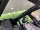 【ガラスルーフ】ガラスルーフ搭載で車内の解放感が一気にアップ!開放的なドライブをお楽しみいただけます。