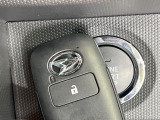 【キーフリーシステム】カバンやポケットに入れたままでもドアの施錠・解錠が可能なスマートキーを装備。エンジンのオン・オフ時もカギを取り出す必要が無いからとっても便利です♪