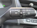 【オートライト(AUTO)】外の明るさをシステムが感知して、自動でヘッドライトが点灯します。ヘッドライトをつけ忘れを防ぐ便利機能です。