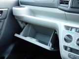 収納たっぷりグローブボックス。