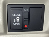 左側電動スライドドアは運転席からでも操作ができるように、ハンドル付近に開閉の操作スイッチが付いています。