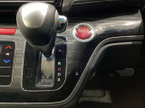 CVT車のセレクトレバーです。低速から高速まで、変速ショックのないスムーズな走りを実現するとともに、エンジン効率のよい領域を維持することで燃費にも貢献します。