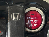 【Hondaスマートキー】カバンやポケットに入れたままでもドアの施錠・解錠が可能なスマートキーを装備。エンジンのオン・オフ時もカギを取り出す必要が無いからとっても便利です♪
