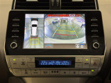 【マルチテレインモニター】自車周辺をぐるりと俯瞰できるカメラで危険を察知。上空からの映像で自動車や障害物の位置が詳細に確認できるので、狭い駐車場でも安心して駐車できますね。