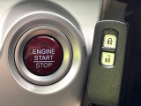 【Hondaスマートキー】カバンやポケットに入れたままでもドアの施錠・解錠が可能なスマートキーを装備。エンジンのオン・オフ時もカギを取り出す必要が無いからとっても便利です♪