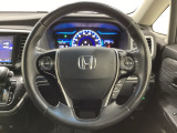 ハンドルにHondaセンシング系のクルーズコントロールやレーンキープアシストなどのスイッチと、オーディオの操作スイッチが装備されています。ハンドルから手を離さず安全に操作できます。