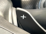 【パドルシフト】ハンドルから手を離さずに素早くシフトアップ&ダウンができるので、エンジンブレーキを使う下り坂や高速道路の合流で加速したい場面で役立ちます。