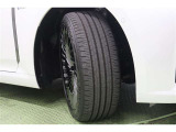 タイヤサイズ 245/45R20。多軸構成のタービンスポークで造形されたプレミアムなデザインの純正アルミホイールを装着。ブラックスパッタリング塗装で足元に先進的な輝きを宿しています。