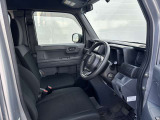 【運転席】座り心地が良いシートなので長時間の運転でも快適にお過ごしいただけます。新品のフロアマットのご注文も可能です。掲載箇所以外にご希望の写真がございましたらお気軽にお問い合わせ下さい。