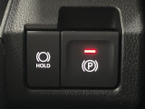 【電動パーキングブレーキ】パーキングブレーキは便利な電動式!ボタン一つで操作でき、アクセルを踏めば自動で解除されます