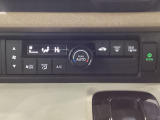 セレクトレバーの左上にオートエアコンがついてますので、簡単操作で快適に過ごせます。リア熱線のスイッチの中に、雪道に対応したサイドミラーヒーターも入っています。