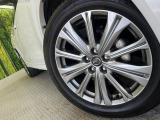 【純正19インチアルミホイール】外観にマッチした純正アルミホイールを装着しております。各種社外アルミホイールや、スタッドレスタイヤも取扱いしております。是非ご相談ください♪