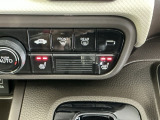 運転席/助手席シートヒーターで寒い日もすぐに温かくなり快適に過ごせます。2段階の温度調整が可能です