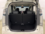 開口部も広く荷物の積み下ろしもしやすいお車となっております。床下にも収納スペースがあります。