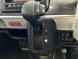 インパネシフトで操作性がいいです。足元もスッキリしています。