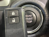 【キーレススタートシステム】カバンやポケットに入れたままでもドアの施錠・解錠が可能なスマートキーを装備。エンジンのオン・オフ時もカギを取り出す必要が無いからとっても便利です♪