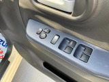 運転席アームレストに、【リモコンドアミラー】【パワーウィンドウ】スイッチあり。手元で操作ラクラク。