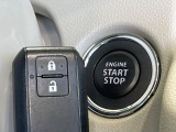 【キーレススタートシステム】カバンやポケットに入れたままでもドアの施錠・解錠が可能なスマートキーを装備。エンジンのオン・オフ時もカギを取り出す必要が無いからとっても便利です♪
