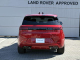 シャープなデザインのテールレンズと、RANGE ROVERロゴがリアのライン上で一体感あるデザインとなり、一目でRANGE ROVER SPORTとわかるデザインです。