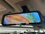 【デジタルインナーミラー】後席の大きな荷物や同乗者で後方が確認しづらい時でも安心!カメラが撮影した車両後方の映像をルームミラー内に表示。クリアな視界で状況の確認が可能です!