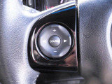 ハンドルから手を離さずに選曲や音量調節ができるステアリングオーディオスイッチ付き☆