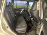 後部座席も気になるようなキズ・汚れやへたり等、大きなダメージはなく、良好な状態です。