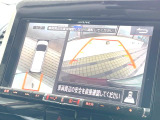 【マルチテレインモニター】車のフロントやサイドのカメラ画像を同時にモニター表示することで、悪路や狭い道を走行時でも周囲の状況確認ができ安心!本格SUVにうれしい装備です♪