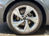 18インチ純正アルミホイール装備 全車両に標準装備の純正アルミホイールは、純正ならではのバランスの良いデザインと、走行安定性をお楽しみ頂けます。