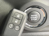 【キーレススタートシステム】カバンやポケットに入れたままでもドアの施錠・解錠が可能なスマートキーを装備。エンジンのオン・オフ時もカギを取り出す必要が無いからとっても便利です♪