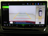 アラウンドビューモニター。バックカメラはもちろん車を上空から見たようなカメラで周囲の様子をモニターできます。