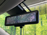 【インテリジェントルームミラー】後席の大きな荷物や同乗者で後方が確認しづらい時でも安心!カメラが撮影した車両後方の映像をルームミラー内に表示。クリアな視界で状況の確認が可能です!