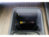 縦置きにすることで使いやすさとスペース効率を高めた置くだけ充電。スマートフォンやiPhoneをワイヤレスで充電します。また、車内にはデータ転送/給電用と、給電のみ用のUSB端子も装備されています。