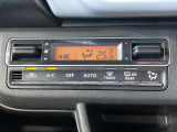 【オートエアコン】一度お好みの温度に設定すれば、車内の温度を検知し風量や温度を自動で調整。暑い&hellip;寒い&hellip;と何度もスイッチ操作をする必要はありません。快適な車内空間には必須の機能ですね♪