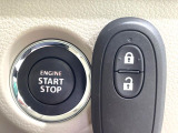 【キーレススタートシステム】カバンやポケットに入れたままでもドアの施錠・解錠が可能なスマートキーを装備。エンジンのオン・オフ時もカギを取り出す必要が無いからとっても便利です♪