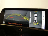 パノラミックビューモニター付きです。車両を上から見たような映像を画面に表示。運転席からの目視だけでは見にくい、車両周辺の状況をリアルタイムでしっかり確認できます。