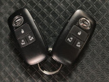 スマートキーを装備しています☆カギをカバンやポケットに入れて頂いた状態でドアロックの開閉やエンジンスタートをして頂けますよ!とても便利な装備です!