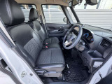 運転席&助手席☆専用の防水シートです☆室内も広いですよ☆