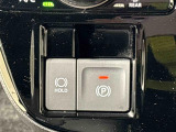 指先だけで簡単に操作が可能な電動パーキングブレーキを採用。「HOLD」スイッチを押すと、渋滞や信号待ちなどでブレーキペダルから足を離しても、ブレーキを保持するので安心です