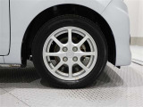 アルミホイールを装備しております、タイヤサイズは155/65R14です。