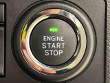 電子カードキーを携帯していれば、ボタンを押すだけでエンジンの始動がスマートに行えます。