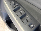 【電動格納ミラー】サイドミラーは電動格納式となっており、狭い駐車場でもキズがつくリスクを抑えられます。