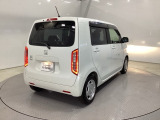 プライバシーガラスが装備されています。外を見るときには気にならずに、後方車両からは車内が見えにくい設計になっております。
