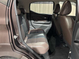 後部座席は足元広々でゆったりと乗れるスペースです♪
