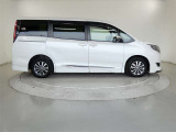 両側パワースライドドア付きだから、狭い駐車スペースなどでの 乗り降りラクラク!小さなお子さまのいるご家庭には嬉しい装備。