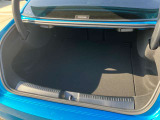 ゆったりとしたトランクルームでございます。たくさんのお荷物の車載が可能でございます。