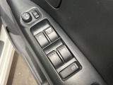 【電動格納ミラー】サイドミラーは電動格納式となっており、狭い駐車場でもキズがつくリスクを抑えられます。